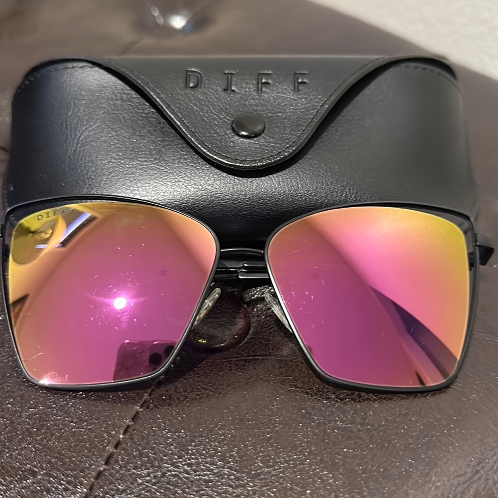 Diff Becky lll pink polarized glasses with black frames